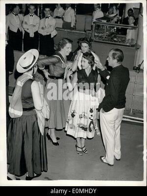 Juillet 08, 1955 - La princesse Margaret assiste à la partie de la rivière. Son Altesse Royale la princesse Margaret était parmi les invités à une fête donnée hier soir par le duc de Devonshire à bord d'un bateau de plaisance de la Tamise. La photo montre la princesse Margaret, qui portait une jupe avec un motif West Indies, vu avant d'aller à bord de la nuit dernière. Sur sa droite est Miss Judy Montagu ; derrière est la princesse Margaret est la Princesse Alexandra et sur sa gauche est l'honorable Michael Astor Banque D'Images