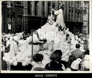 Juillet 17, 1955 - Procession annuelle en l'honneur de Notre Dame du Mont Carmel - Le Cardinal Griffin promenades dans la précession : Cardinal Griffin marchait à travers les rues de Clerkenwell aujourd'hui à la procession annuelle en l'honneur de Notre Dame du Mont Carmel. C'est probablement la plus colorée de Londres procession religieuse et est basé sur l'Église italienne à Clerkenwell. Photo montre un tableau de la Growning de Marie de prendre part au défilé. Banque D'Images