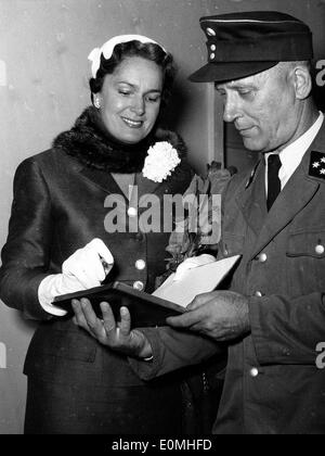 Bégum Aga Khan signe un autographe à l'aéroport. Banque D'Images