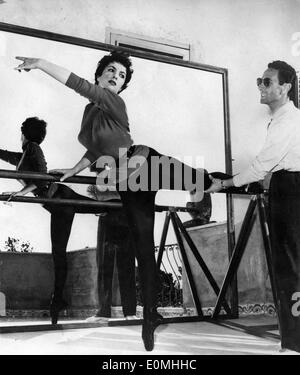 L'actrice Gina Lollobrigida répète pour un rôle de ballerine Banque D'Images