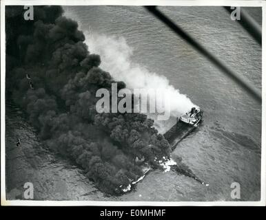 Juin 06, 1955 - Incendie sur le pétrolier suédois dans le canal.. La scène de l'air.. Photo montre :- vue aérienne de l'Swedi Banque D'Images