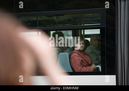 Dans un bus de banlieue est vu à Bydgoszcz, Pologne. Banque D'Images