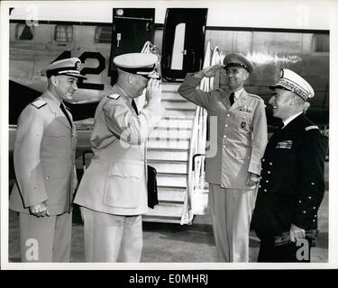 08 août, 1955 - L'AMIRAL A. A. BURKE (U.S. Marine), chef des opérations navales, désigner, EST ARRIVÉ À ORLY CHAMP PRÈS DE PARIS, où il a été accueilli par l'AMIRAL ANDRÉ G. LEMONNIER (MARINE FRANÇAISE), sous-marine, et LT. Général C.V.R. SCHUYLER, CHEF DE CABINET DU Commandant suprême des forces alliées en Europe. L'AMIRAL BURKE PLUS TARD VISITÉ FORME, OÙ IL A ÉTÉ INFORMÉ PAR LE MARÉCHAL LORD MONTGOMERY, vice-commandant suprême des forces alliées en Europe, ET PAR LES HAUTS DIRIGEANTS. Forme Banque D'Images