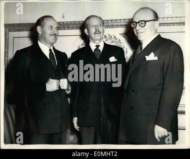 08 août 1955 - Ouverture de la discussions sur Chypre à Londres. Les dirigeants des trois délégations : Le Three-Power les pourparlers entre la Grande-Bretagne, la Grèce et la Turquie sur l'avenir de Cyrus - a ouvert cet après-midi à Lancaster House. Conduisant la délégation britannique était M. Harold Macmillan, le Ministre des affaires étrangères. Photo montre les dirigeants des trois délégations à Lancaster House avant l'ouverture de la Conférence de cet après-midi. M. Harold Macmillan est au centre avec M. le Ministre des affaires étrangères par intérim turc Zorlu, à gauche et à droite M. Stefanopoulos Ministre grec des affaires étrangères. Banque D'Images