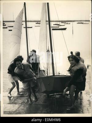 08 août 1955 - International Youth Sailing régate. : Photo montre Marie Ainslie (à gauche) et Oamela Wedel-Andersen dans un transport de bateaux dans l'eau - après un événement dans l'International Youth Sailing Regatta qui se tient à Burnham on Crouch. Banque D'Images