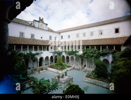 Le Mosteiro do Varatojo, situé à Torres Vedras, au Portugal, est un monastère d'importance religieuse et architecturale. Le site comprend un cloître et présente un design monastique portugais typique. Banque D'Images