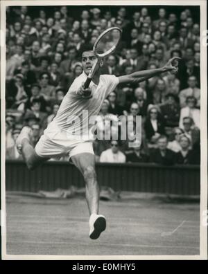 Juin 06, 1955 - tournoi de Wimbledon - Premier jour Davidson de la Suède : Photo montre S. Davidson (Suède) en jeu au cours de sa correspondance avec H. Richardson, de l'US le premier jour du tournoi de Wimbledon. Banque D'Images