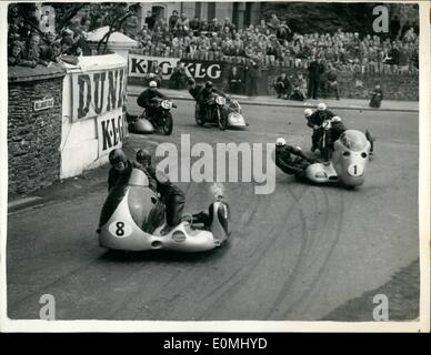 Juin 06, 1955 - T.T. Les courses sur l'île de Man. Side-car l'événement : La photo montre la vue générale montrant les concurrents l'arrondissement Parkfield Corner début du side-car international événement. pendant la T.T. sur l'île de Man. No1 Wilhelm Noll de l'Allemagne. Le monde d'un side-car qui menait champion mais qui s'écrase cinq milles de l'arrivée. L'événement a été remporté par Willi Schneider de Allemagne sur une B.M.W. Banque D'Images