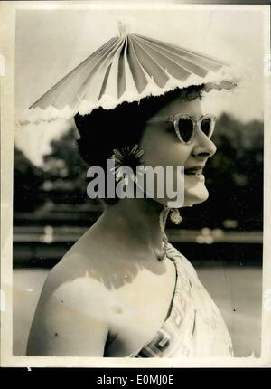 Jun. 06, 1955 Wimbledon - Troisième jour ; Chapeau Parapluie Photo montre cette unique ''umbrella'' hat en rouge et blanc et la paille unique d'oreilles tournesol ont été portée par Mme Pamela Goode d Hampsteed quand elle a assisté à la troisième journée de la Wimbledon Tournoi aujourd'hui. Banque D'Images