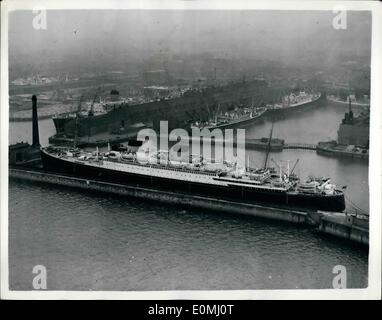 Juin 06, 1955 - navires britanniques de grève par ralenti 20 000 dockers. La photo montre la vue sur la scène à Liverpool montrant six des 165 navires qui sont inactifs en raison de la grève des dockers 20 000 - près de deux cinquième de la population active nationale. Les navires sont à l'avant - en travers la "Britannic" ; gauche - ''Saxonia'' avec juste derrière le ''Arania''. Centre - Andria avec juste derrière le ''la Parthie' Banque D'Images