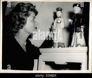 Juin 06, 1955 - Foire des Antiquaires ouvre demain : la Foire des Antiquaires et de l'exposition, 1955, s'ouvre demain dans la Grande Salle, Grosvenor House. Photo : Mme Patricia Redford, examine une paire de famille chinois Rose figure (18ème siècle) - Aujourd'hui à l'essai. Banque D'Images