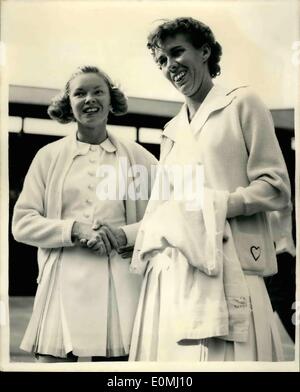 Juin 06, 1955 - tennis à Wimbledon. Doris Hart battues dans Semin finale : Mlle Doris Hart (États-Unis) a été battu en deux sets Banque D'Images