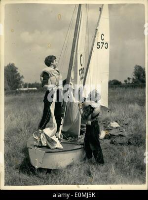 08 août 1955 - International Youth Sailing régate. : Photo montre Claudine 13 Vekemana à gauche et Patrick Van Godsenhovel 14 Banque D'Images