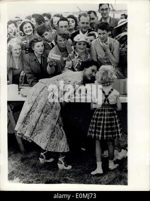 22 août 1955 - Reine mère organise la vente de travail.. Un mot du Auntle : Sa Majesté la Reine ; Duc d'Edniburgh La princesse Margaret et les deux enfants, le Prince Charles et la Princesse '' prêté main'' - à la vente de travail - organisé par la reine-mère à Abergeldy, près de Château Balmoral - de lever des fonds pour la construction d'une sacristie à Crathie château où la famille royale lors de l'adoration en vacances à Balmoral. Photo montre : la princesse Margaret se penche pour murmurer un mot d'encouragement à l'âge de cinq ans, vendeuse - La Princesse Anne - à la vente de travail. Banque D'Images