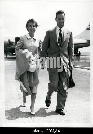 Juin 06, 1955 - Maureen Connolly arrive à Londres le miel. Main dans la main. : Maureen Connolly le jeune Américain World champion de tennis-et son mari de quatre jours- Norman Brinker- American cavalier olympique est arrivée à Londres rapport sur le tournoi de Wimbledon. Elle n'est pas défendre son titre.Photo montre Maureen Connolly et mari Norman Brinker à pied de l'avion de pair à leur arrivée à l'aéroport de Londres ce matin Banque D'Images