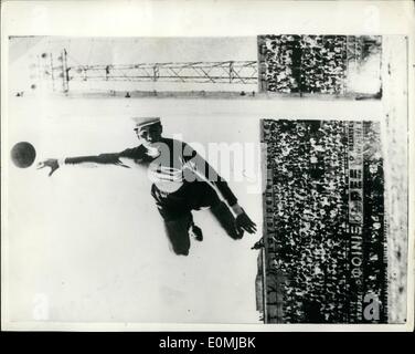 Juin 06, 1955 - Pas étonnant qu'ils appellent le ''Flying gardien'' ! ! L'Idole des fans de football grec : Son nom est Mandalozia - et tout au long de sa Grèce natale il est connu sous le nom de ''Flying gardien'' - pour cette action shot est juste comme les Grecs l'amour à vu. Il est la star de l'Équipe nationale de football grec - et la photo a été prise lors d'une récente rencontre entre la Grèce et l'équipe nationale italienne. à Athènes (résultat o-o) Banque D'Images