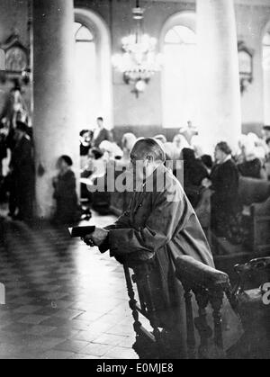 Konrad Adenauer va à prier pendant la visite de Moscou Banque D'Images