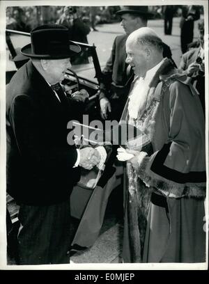 Septembre 09, 1955 - Sir Winston Churchill visites Hastings. Sir Winston Churchill a effectué une visite à Hastings, Sussex aujourd'hui - où il a été présenté avec un portrait par M. Bernard grêlon comme un don de l'ensemble des Cinque Ports et leurs termes associés. L'entreprise participe à une assemblée dans l'église avant la cérémonie de présentation à la célèbre White Rock Pavilion. Photo montre sir Winston Churchill accueillis par le maire de Hastings de l'Alderman Hussey à son arrivée à la White Rock pavillon pour la cérémonie d'aujourd'hui. Banque D'Images