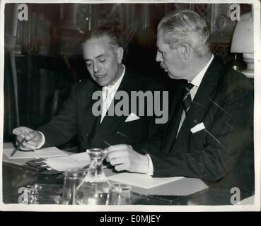 Septembre 09, 1955 - Le ministre italien des affaires étrangères, s'entretient avec M. Harold Macmillan... Signor Gaetano Martino le Ministre italien des affaires étrangères, qui est en visite dans ce pays - sont allés à l'Office des étrangers pour un entretien avec son opposé britanniques - MEMBRE M. Harold Macmillan... Photo : Keystone montre- M. Harold Macmillan - et signor Gaetano Martino (droite) - au cours de leur rencontre à l'Office des étrangers. Banque D'Images