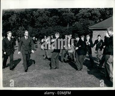 Septembre 09, 1955 - LE DUC ET L'ÉCOLIER S :- PHOTO MONTRE :- LE DUC D'ÉDIMBOURG, lors de sa visite à l'école, à Greshams Holt, près de l'Noruich, exécute le gant d'écolier photographe, comme il a marché avec le directeur, M. L. Bruce-Loekhart. Banque D'Images