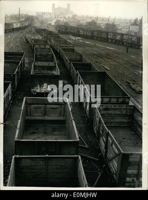 Juin 06, 1955 - La grève du rail wagons de charbon vide et inactif. La photo montre la vue générale de la mine Astley Green - Lancashire - montrant les camions de charbon vide. Quel que soit le charbon est déplacé du charbon est prise par camion en raison de la grève du rail. Banque D'Images