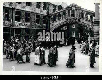 Juin 06, 1955 - des diplômes honorifiques de l'Université d'Oxford. Vue générale de la Procession : de nombreuses personnalités bien connues ont été présentés à titre honorifique au Sheldonian Theatre, l'Université d'Oxford aujourd'hui. La photo montre la vue générale de la procession pour le passage de Hartford laissant Sheldonian Theatre - pour la présentation d'aujourd'hui. Banque D'Images