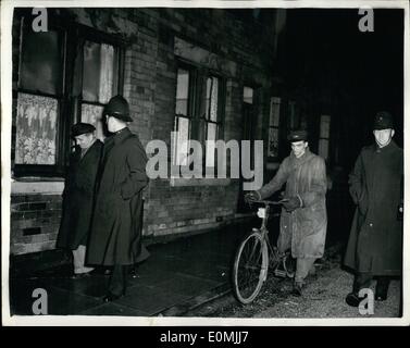 Juin 06, 1955 - chemin de fer d'hommes et se garde de la police photo montre que deux cheminots - un pilote d'un moteur - marche accueil à minuit, un garde de la police va avec eux. C'est la vie aujourd'hui pour les non-grévistes à misfield cheminots note l'escort à et du travail a été fourni après deux cas d'agression sur N.U.R. les hommes par les grévistes. Banque D'Images