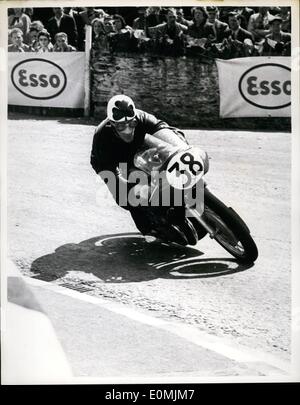 Juin 13, 1955 - 13-6-55 Reg Armstrong prend la deuxième place dans les hauts T.T. sur l'île de Man. Photo Keystone montre : Reg. Armstrong, de Dublin à vitesse à pont de quart lorsqu'il a pris la deuxième place dans les hauts T.T. sur l'île de Man. Sa vitesse était de 96,74 miles par heure sur une Gilera. L'événement a été remporté par Geoff Le Duc à la vitesse record de 97,93 miles par heure. Banque D'Images