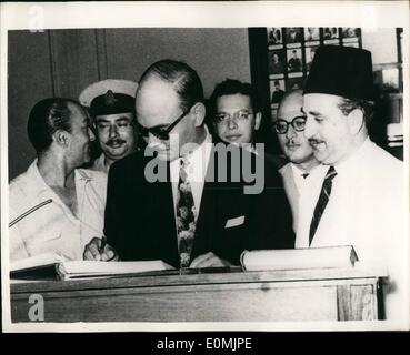 Septembre 09, 1955 - Le Premier ministre égyptien reçoit le ''Dancing Grands'' : le premier ministre égyptien Gamel Abdel Nasser a récemment reçu la visite de grands Salah Salem connu sous le nom de Dancing Major - qui a récemment démissionné de son poste de ministre de l'orientation nationale et ministre d'État aux Affaires étrangères du Soudan. Photo montre commandant Salah Salem signe son nom dans le livre d'or - au cours de sa visite au Premier Ministre Nasser. Banque D'Images