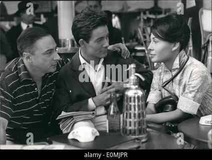 Septembre 09, 1955 - starlette italienne Co-Stars avec Jacques Charrier Nouveau Film Une starlette italienne de Rome Signora Betoga est Co-Starring avec Jacques Charrier (B.B., l' jeune mari) dans le film ''La main chaude'' (La main chaude) maintenant dans la décision dans un studio de Paris. OPs : de gauche à droite : Gérard Oury, l'acteur réalisateur du film, Jacques Charrier & Signora Betoga Banque D'Images