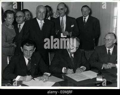 Septembre 09, 1955 - à l'issue d'une visite du Ministre coordonnateur du grec et Ppaligouras Evtaaxias le ministre des Finances, un contrat a été signé dans le ministère économique de Bonn. L'objectif du contrat est d'approfondir la coopération économique Greco-German. Sur la photo : la coordination Banque D'Images