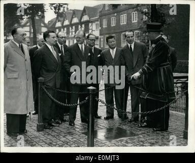 Septembre 09, 1955 - Président du Conseil Municipal de Paris visites Tour de Londres : M Jacques Feron Président du Conseil Municipal de Paris et certains de ses collègues qui sont à Londres en tant qu'invités du Seigneur ce matin le maire a effectué une visite à la Tour de Londres. Photo montre Chef Yeoman Warder Un Griffon explique les détails de l'exécution de la tour pour M Feron et autres membres du parti à la tour ce matin. Banque D'Images