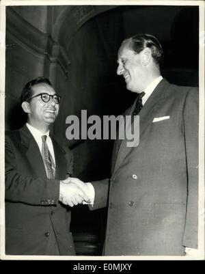 Jun. 20, 1955 Table ronde - Malte parle à Londres. M. Mintoff et M. Lennox-Boyd : La table ronde de Malte des pourparlers ont été ouverts au n°10. Maison de Carlington Terrace, Londres ce matin. L'objectif de la Conférence est d'obtenir une nouvelle constitution de Malte - quelque chose sur le modèle de celle existant entre la Grande-Bretagne et d'Irlande du Nord. Photo montre M. D. Mintoff Malte le premier ministre secoue avec la Rt. L'honorable Lennox-Boyd Secrétaire d'État aux Colonies - avant l'ouverture de la conférence ce matin. Banque D'Images