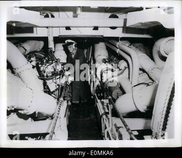 Juillet 07, 1955 - Le trempage sur les turbines à gaz : H.M.S. Grey Goose, Marine britannique World War II cannonière, est maintenant un banc d'essai. Deux Rolls Royce, R.M. 60 moteurs à turbines à gaz marines ont été équipés pour prendre la place de ses turbines à vapeur d'origine, partie d'un développement pour l'Amirauté britannique. L'image montre le moteur principal Prix Artisan G. Bandy, portant des cache-oreilles spécial voiture contre le bruit, avec deux moteurs de turbines à gaz expérimental dans l'oie grise. Banque D'Images