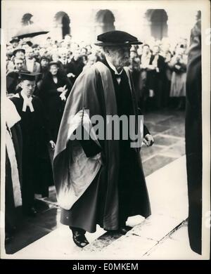 10 octobre 1955 - Le Dr Schweitzer reçoit le diplôme à Cambridge. Le Dr Albert Schweitzer, le célèbre médecin et missionnaire français, musicien, a reçu aujourd'hui le diplôme honorifique de docteur en droit, à l'Université de Cambridge. photo montre le Dr Albert, Schwetizer à monter les marches de la chambre du Sénat pour la cérémonie d'aujourd'hui. Banque D'Images