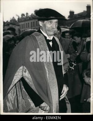 10 octobre 1955 - Le Dr Schweitzer reçoit le diplôme à Cambridge. Le Dr Albert Schweitzer, le célèbre médecin et missionnaire français, musicien, a reçu aujourd'hui le diplôme honorifique de docteur en droit, à l'Université de Cambridge. photo montre le Dr Albert Schweitzer, photographié à Cambridge aujourd'hui - après avoir été conféré avec le diplôme honorifique de docteur en droit. Banque D'Images