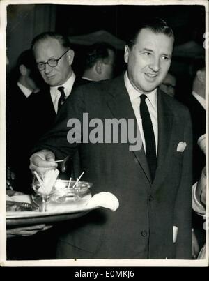 11 novembre 1955 - Henry Ford à Londres : une réception a eu lieu ce soir à l'Hôtel Claridge's, pour répondre à M. Henry Ford II, chef de Banque D'Images