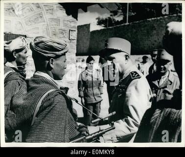 10 octobre 1955 - General De Latour poste français Visites à Immouzzer. Photo : Keystone montre général de Latour, le résident général au Maroc - vu lorsqu'il a inspecté un poste français dans la zone d'Immouzzer des Mamoucha dans les montagnes de l'Atlas, théâtre d'une récente attaque de rebelles. Banque D'Images