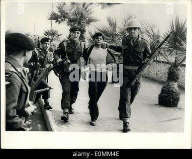 Novembre 11, 1955 - Deux soldats britanniques tués à Chypre comme vague de terrorisme continue : Deux autres soldats britanniques ont été tués par des terroristes à Chypre hier. Cinq ont été tués au cours des quatre mois, dans les six jours. Nicosia collégiens grévistes était à nouveau d'être dispersés par les troupes et la police avec des gaz lacrymogènes, et plusieurs arrestations ont été effectuées. Photo montre un écolier de jets de pierres est arrêté par des soldats britanniques au cours de la manifestation anti-britannique. Banque D'Images