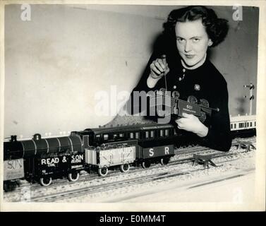 11 novembre 1955 - 11-4-55 Préparation à l'exposition de modèles réduits de trains. L'exposition de modèles réduits de trains s'ouvre au Central Hall de Westminster, demain. Photo Keystone montre : Mme Isabel Robert, de Holborn, qui prend forme comme un passe-temps, et qui sera la seule femme exposant à l'exposition vu aidant à obtenir un chemin de fer modèle ensemble à la salle centrale aujourd'hui. Banque D'Images