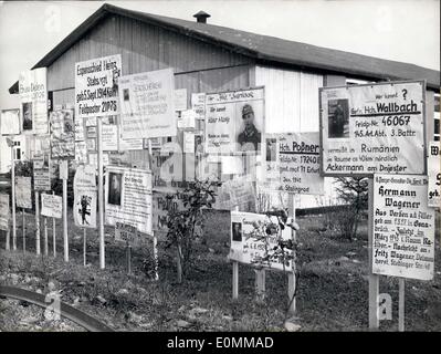 16 novembre 1955 - Toujours en attente de prisonniers de guerre de la Russie : des centaines de parents allemands et des épouses dans Friedland Camp près de la zone frontière. Mais jusqu'à maintenant aucun nouveau transport est annoncé par le gouvernement soviétique. Le long des rues dans le camp de nombreuses affiches ont été érigés, qui demande pour les appels en soldats. Banque D'Images