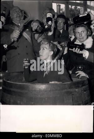 04 déc., 1955 - Baptême Champagne à Reims : actrice fait ''Chevalier de Vine-Stock'' : Dominique Wilms, le jeune et célèbre actrice écran français, a été la première femme à être ''Kinght de l'Vine-Stock» au cours d'une cérémonie tenue dans un pittoresque cave de champagne à Reims. Montre Photo : Dominique Wilmsbeing baptisé avec du champagne par le maître de cérémonie Eugène causse. Droit sur M. Vandercucht, épouse du propriétaire de la cave à champagne. Banque D'Images