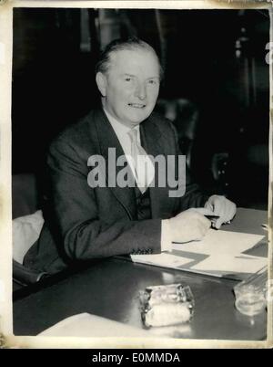 12 déc., 1955 - La nouvelle secrétaire des Affaires étrangères pose pour la presse, il a été annoncé aujourd'hui que huit officiers supérieurs britanniques Moyen-orient envoyés ont été rappelé à Londres par M. Selwyn Lloyd, la nouvelle ministre des Affaires étrangères, pour des entretiens sur la situation dangereuse dans leurs domaines. Aujourd'hui, le nouveau ministre des Affaires étrangères pose pour la presse. Photo : M. Selwyn Lloyd, le nouveau ministre des Affaires étrangères, représenté par le Bureau d'aujourd'hui. Banque D'Images