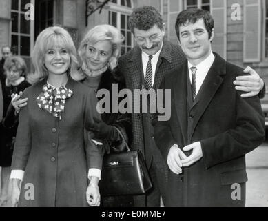 L'humoriste Guy Bedos avec sa nouvelle épouse Sophie Daumier et la famille Banque D'Images