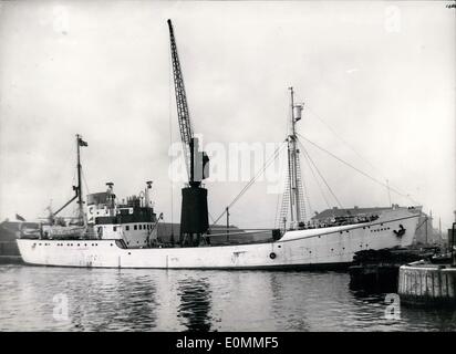 11 novembre 1955 - Le chargement du ''Theron'' pour l'Expédition transantarctique. Le joint Catcher - Bateau à moteur ''Theron'' (849 tonnes) a été chargé à Millwall Docks ce matin avec son équipement spécial et les stocke en prévision de son départ lundi prochain pour la glace de mer du sud - avec les 16 Etats parties à l'avance pour l'Expédition transantarctique 1955. Photo : Keystone montre- Vue de la ''Theron'' au Millwall Docks ce matin. Banque D'Images