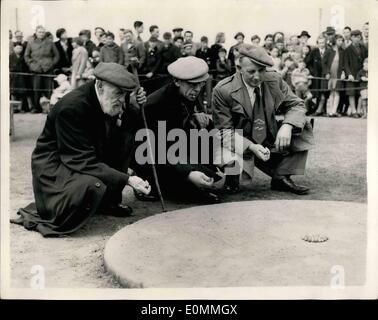 Mar. 03, 1956 - Marbres annuel au Championnat Vert Tensley quatre-vingt-quatre ans, capitaine et son fils : le championnat annuel bon vendredi Marbles a eu lieu aujourd'hui à Tinsley Green, Surrey. Photo montre quatre-vingt-quatre ans, George ''pop'' Maynard - Capitaine de la Spitfire Copthorne - a un endroit de pratique avec ses deux fils - également membres de l'équipe vu L-R :- Percy (50) et George (53) Maynard - à Tinsley Green ce matin. Banque D'Images