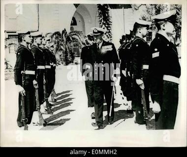 Mar. 03, 1956 - visites destroyer britannique harm : Keystone photo montre Capta in M. L. Hardie, commandant du destroyer britannique le Defenier, qui paie une visite à courtey Harifa - vu l'inspection de la garde d'honneur de la Marine américaine Ieraeli - peu après l'arrivée. Banque D'Images