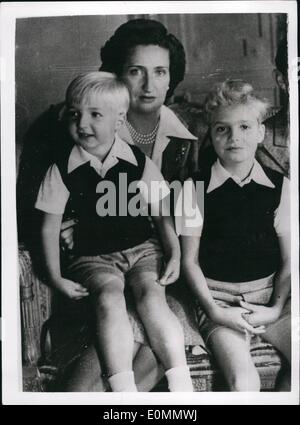 Mar. 03, 1956 - Fils de prétendant espagnol tué accidentellement... Don Alfonso de Bourbon... Il a été signalé d'Estoril, Portugal - que Don Alfonso - les quinze ans plus jeune fils de Don Juan, prétendant au trône espagnol a été tué.. Il avait été l'examen d'un pistolet à l'exil de la famille home à Estoril - quand il s'est de... Photo Keystone montre :- la princesse Maria mercedes femme de Don Juan - avec ses deux fils - Don Juan Carlos, et Don Alfonso - ce dernier est son plus jeune enfant. Banque D'Images