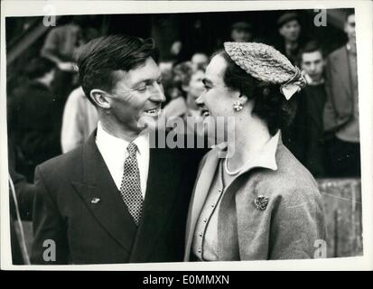 Mar. 03, 1956 - L'Theron revient à Londres à partir de l'Expédition transantarctique. Photo montre Mme Holmes-Miller, qui ont piloté à partir de la Nouvelle-Zélande pour accueillir son mari, sourit joyeusement que le couple est réuni à Butler's Wharf ce matin. Banque D'Images