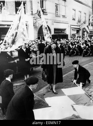 La reine Juliana marche sur les drapeaux à l'hôtel de ville Banque D'Images